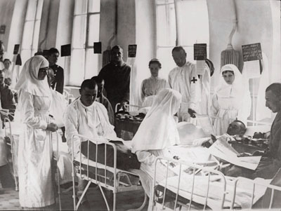 Первая мировая война, 1914 год. Сестры милосердия помогают раненым