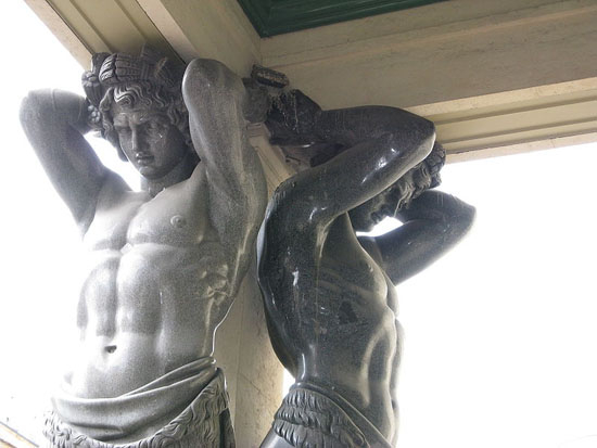 Портик Нового Эрмитажа, скульптурная композиция «Атланты»