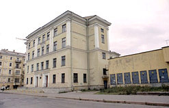 Четырехэтажное здание школы