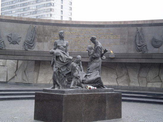 Монумент на площади Победы