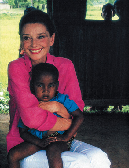 Одри Хепбёрн - международный посол доброй воли ЮНИСЕФ. Фото 1992 года