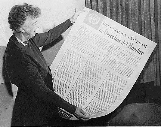 Элеонора Рузвельт держит Декларацию прав человека