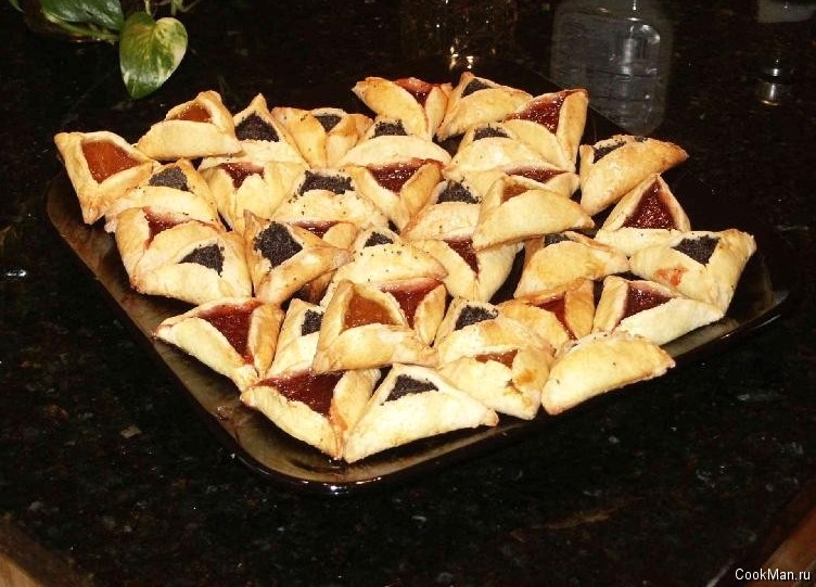 Традиционное угощение - треугольные пирожки с медом и маком (хоменташен)