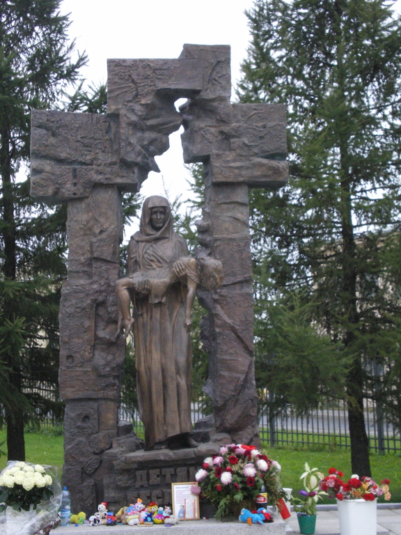 Памятник жертвам Беслана во дворе Храма Успения Пресвятой Богородицы на Малоохтинском проспекте