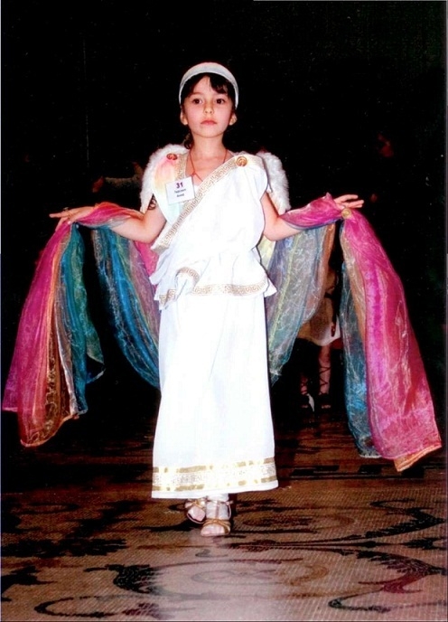 На утреннике в Эрмитаже. Участница детского бала Анюта в костюме богини радуги Ириды
