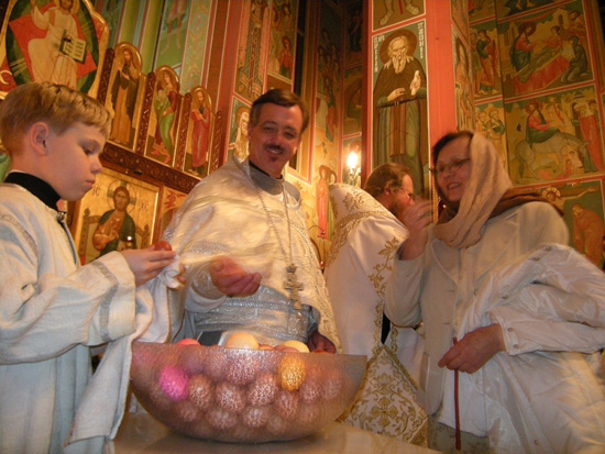 Освящение яиц в храме