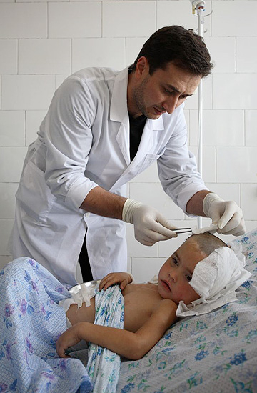 Снятие повязки с маленького пациента
