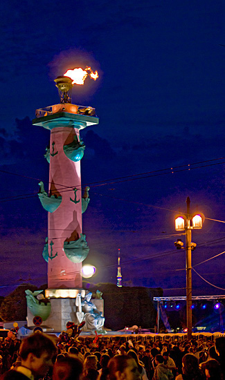 Праздничный огонь ростральных колонн на стрелке Васильевского острова