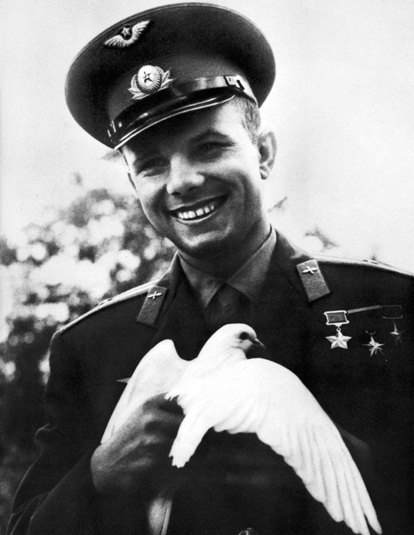 Лётчик-космонавт Юрий Гагарин держит голубя, подаренного ему болгарскими пионерами, 1961 год