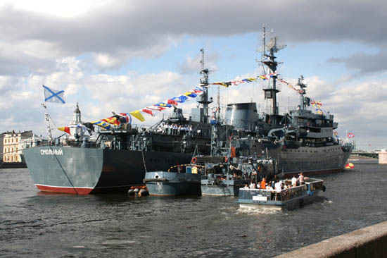 Военные корабли на Неве в День Военно-Морского Флота
