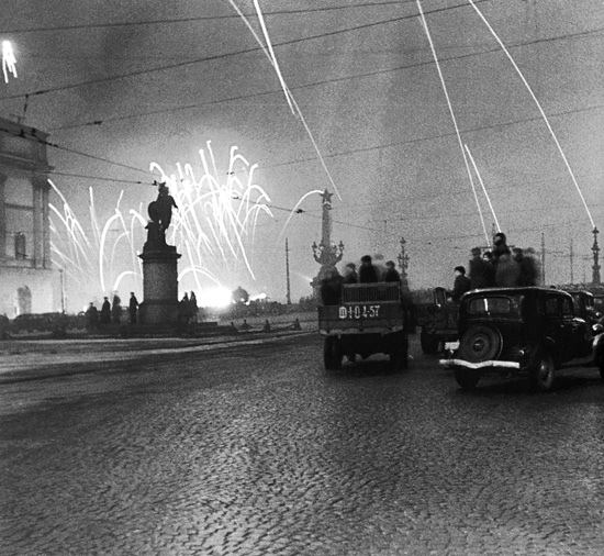 Салют в честь полного освобождения Ленинграда от фашистской блокады