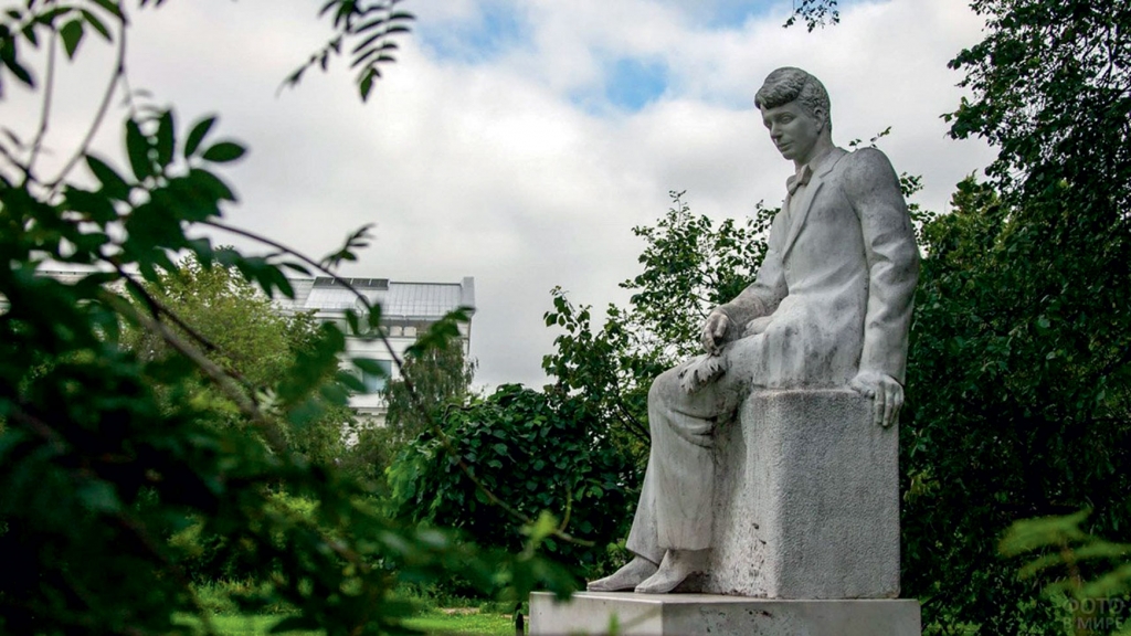 Памятник Сергею Есенину в Таврическом саду, Санкт-Петербург
