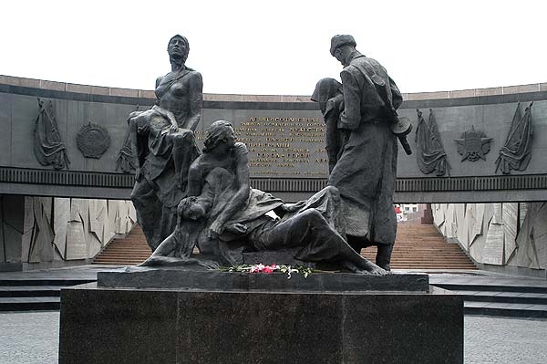 Монумент героическим защитникам Ленинграда, фрагмент