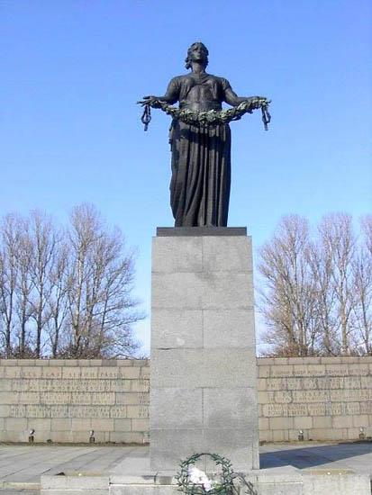 Монумент «Родина-Мать» на Пискарёвском кладбище