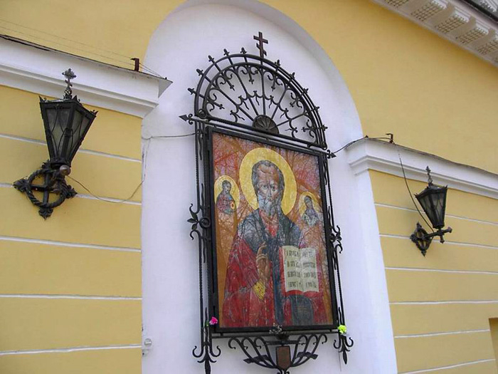 Изображение Свт. Николая на алтарной стене храма. Фото А. Разумова