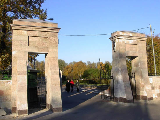 Вход на Серафимовское мемориальное кладбище