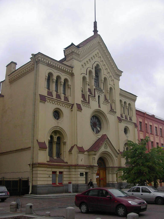 Архитектурный облик церкви выдержан в романском стиле: романский портал и окно-роза