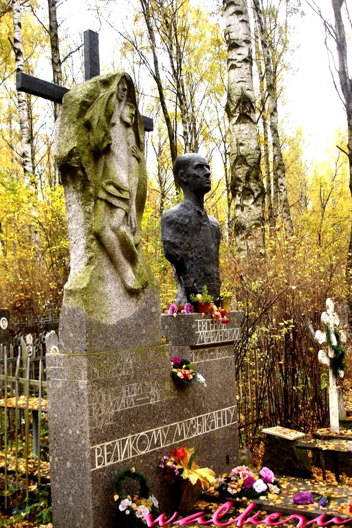 Могила музыканта Е. А. Мравинского (1903-1988) на Богословском кладбище