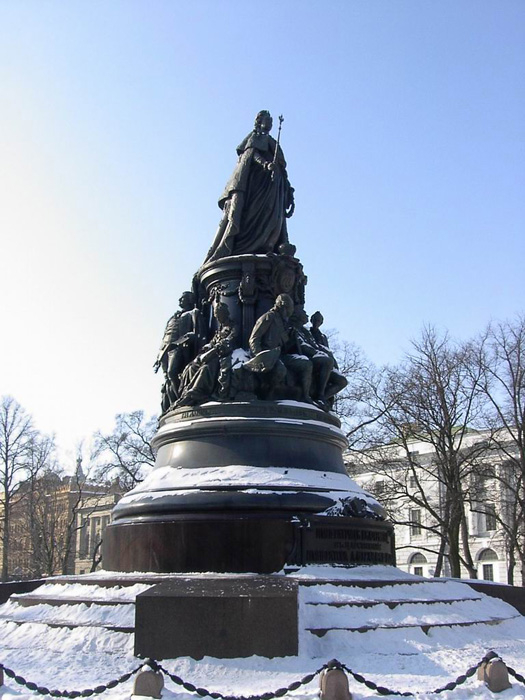 Памятник Екатерине Великой зимой