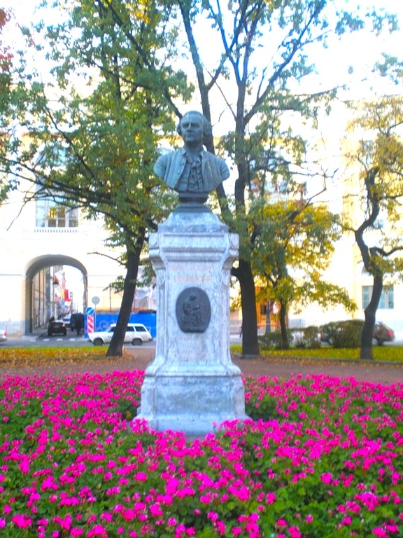 Памятник М. В. Ломоносову на пл. Ломоносова