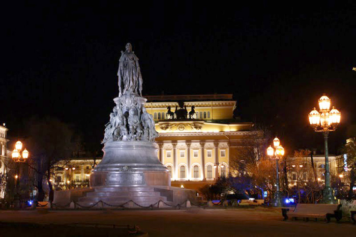 Памятник Екатерине Великой ночью