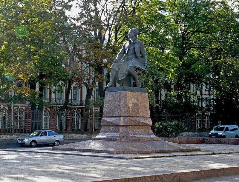 Памятник М. В. Ломоносову (1711 - 1765) у главного здания Санкт-Петербургского государственного Университета