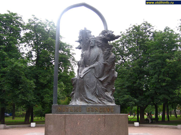 Памятник Низами Гянджеви