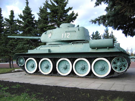 Боевой танк Т-34 на постаменте Мемориального комплекса 