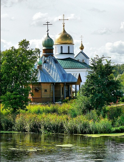 Церкви Святителя Николая Чудотворца и Пресвятой Троицы расположены на живописном берегу Ижорского пруда