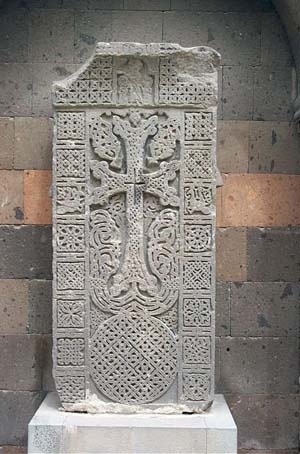 В Армянской апостольской церкви очень распространены хачкары – каменные, украшенные резьбой кресты