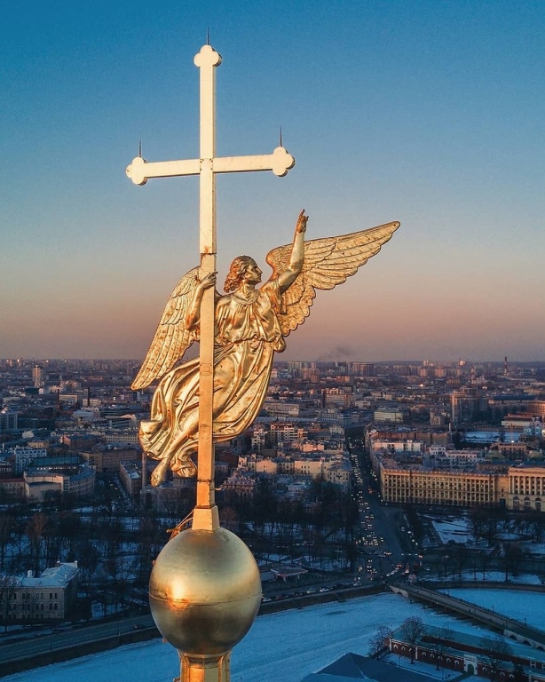 Летящий ангел на шпиле Петропавловского собора