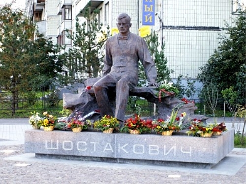 Памятник Д. Д. Шостаковичу открыт 25 сентября 2009 года