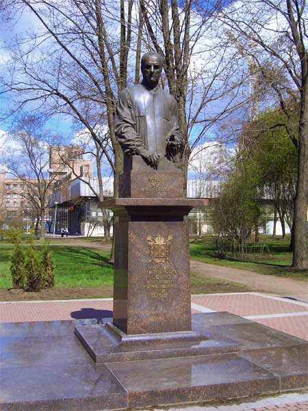 Памятник на площади имени Собчака