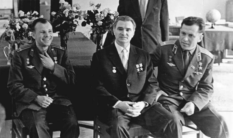 В.П. Глушко с космонавтами Ю.А.Гагариным и П.Р. Поповичем в своем рабочем кабинете. 1963 г