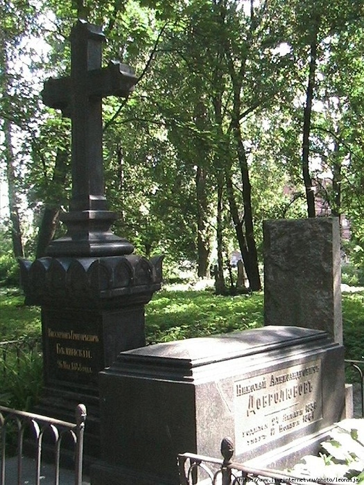 Памятник на могиле Н.А. Добролюбова, Литераторские мостки