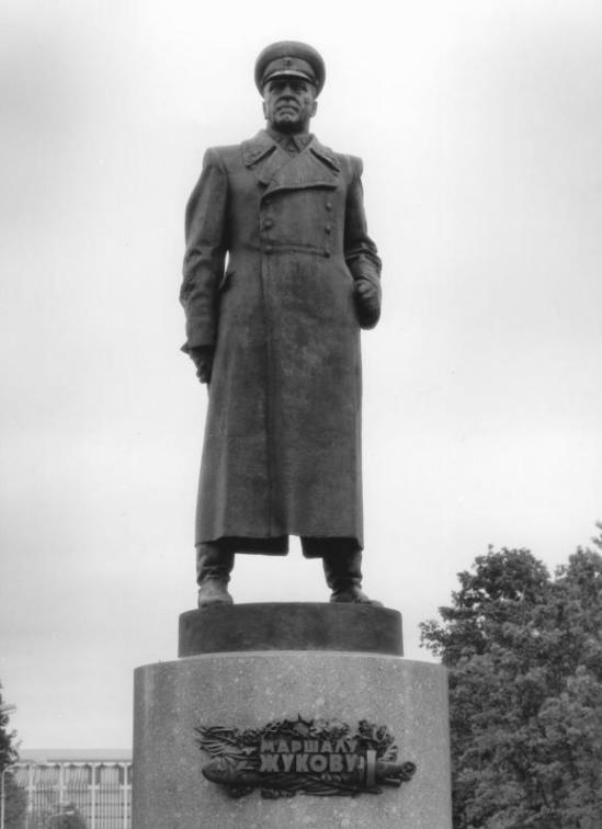 Памятник в Московском парке Победы