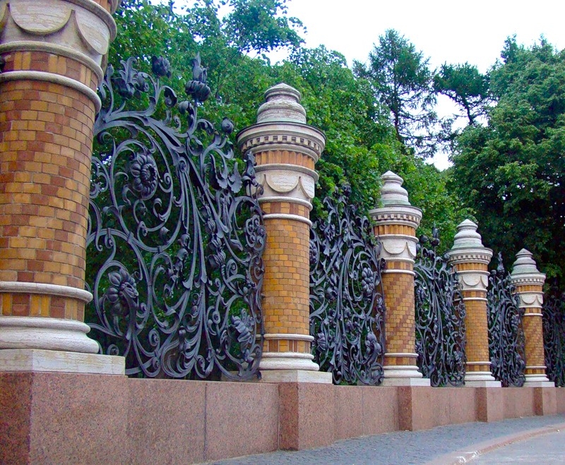 Кованная ограда Михайловского сада, созданная по рисунку Парланда и исполненная в 1903 - 1907 годах