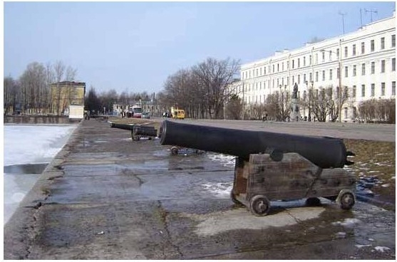 Пушки XVIII века на набережной Кронштадта