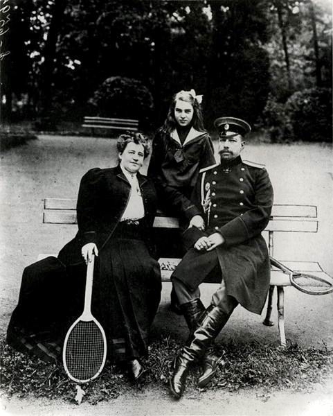 Градоначальник Петербурга Д.В. Драчевский с женой и дочерью, фото К. Буллы, 1903 г.
