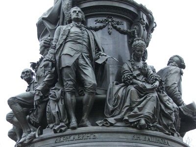 Фигура Г.Р. Державина у основания памятника Екатерине II