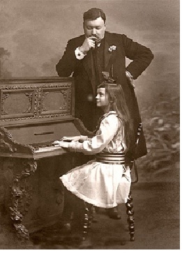 А. К. Глазунов на музыкальном занятии с юной ученицей