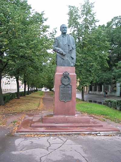Памятник И. П. Павлову, Тифлисская ул., 3
