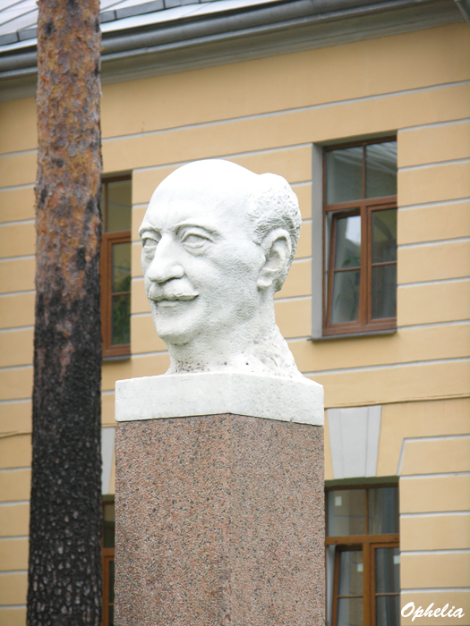 Памятник А. Ф. Иоффе перед зданием Физико-технического института