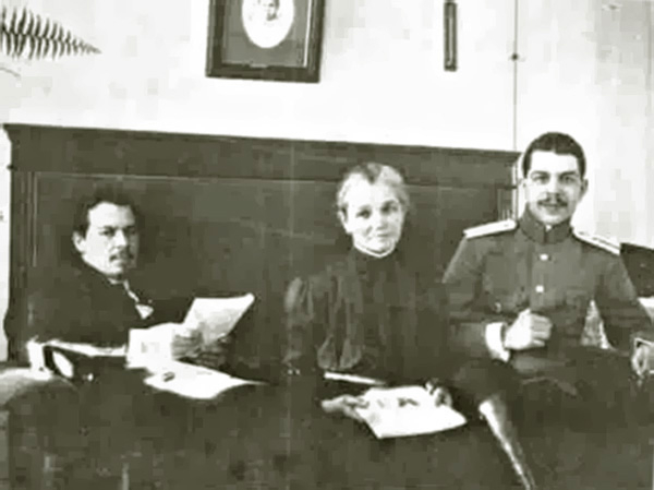 Братья Николай (слева) и Сергей Вавиловы с матерью Александрой Михайловной, 1915 г.
