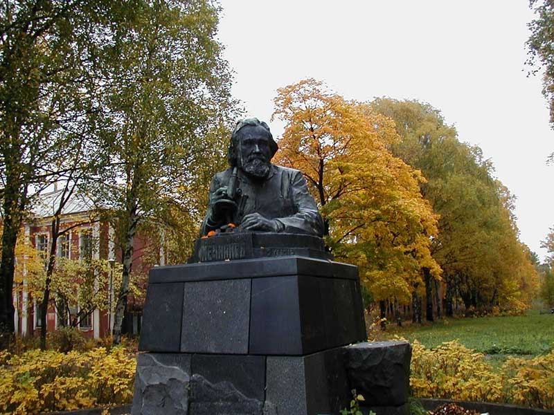 Памятник И. И. Мечникову, Пискаревский пр., 47