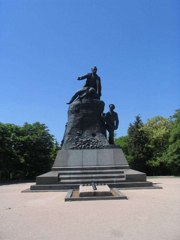 Памятник вице-адмиралу Корнилову на Малаховом кургане в Севастополе. На постаменте бронзовая фигура адмирала, сраженного неприятельским ядром. Сооружен в 1895 г., уничтожен фашистами, восстановлен в 1983