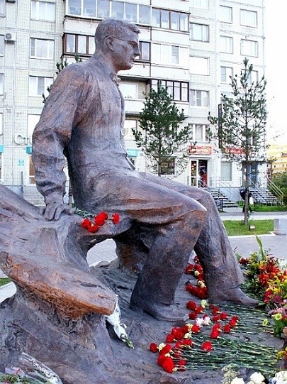 Памятник Д. Д. Шостаковичу на пересечении просп. Энгельса и ул. Шостаковича