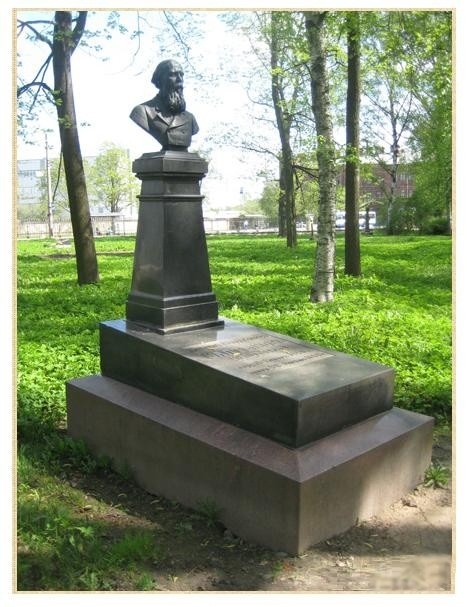 Могила М.Е. Салтыкова-Щедрина на Мемориальном Волковском кладбище