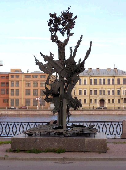 Памятник, наб. Петроградская, 24