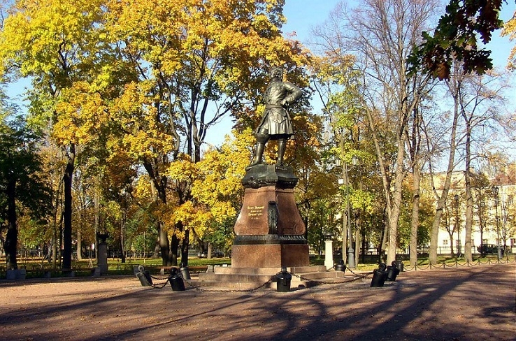 Памятник Петру I вблизи морского причала напоминает об историческом значении Кронштадта